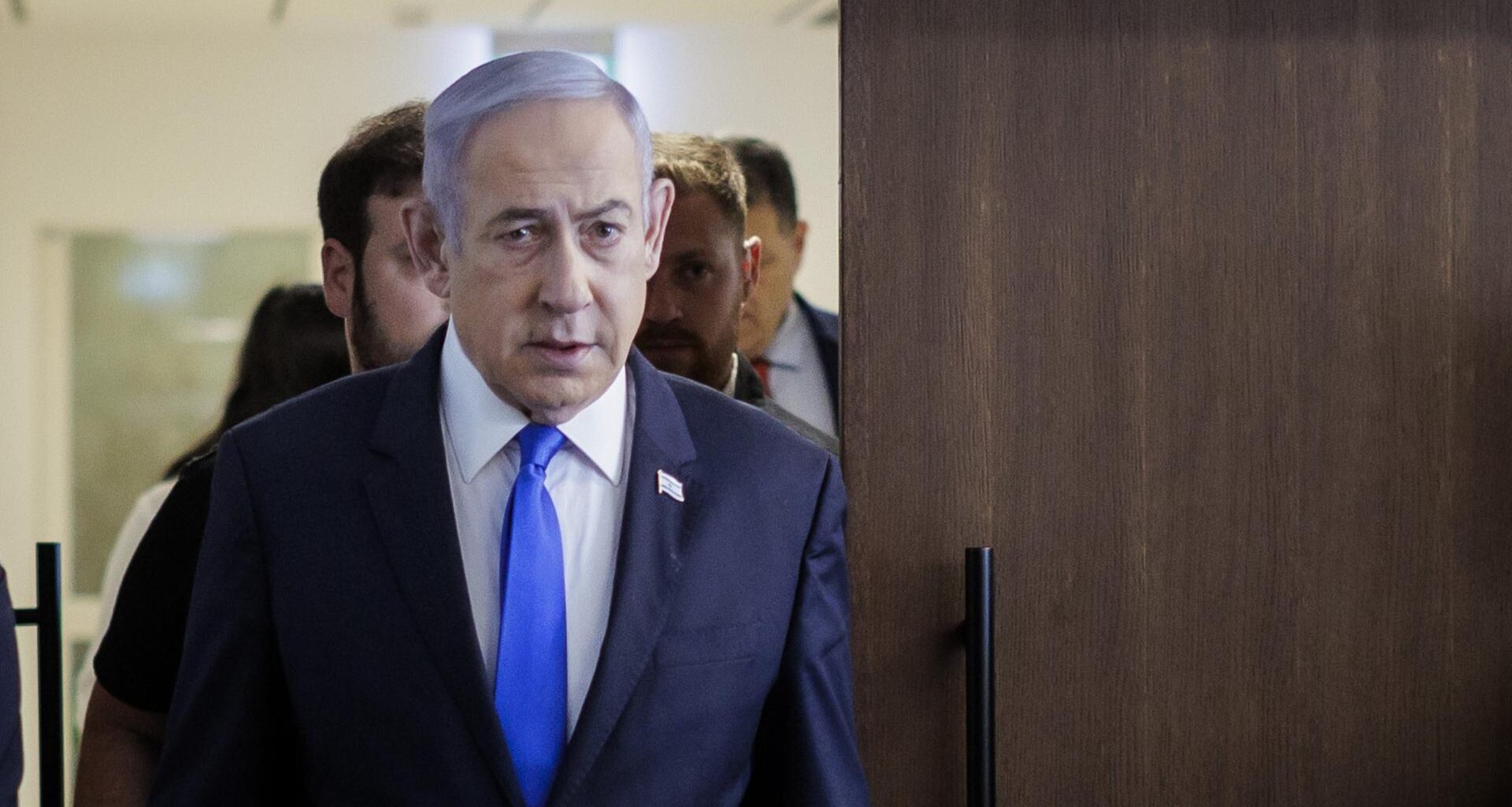 Der israelische Ministerpräsident Benjamin Netanjahu betritt einen Raum.