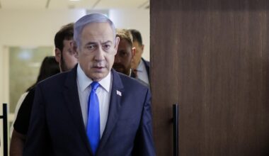 Der israelische Ministerpräsident Benjamin Netanjahu betritt einen Raum.