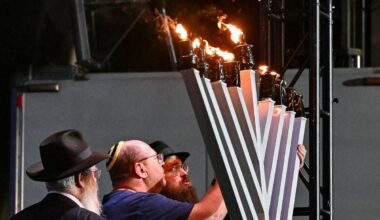 Australia’s prime minister booed at ceremony mourning Bondi Beach attack victims