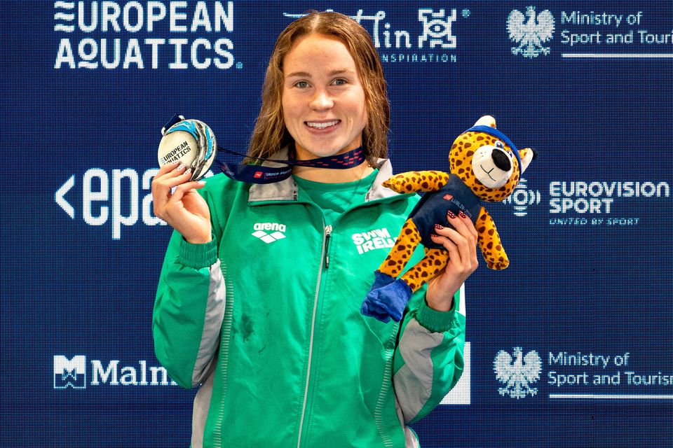 Ellen Walshe of Ireland with her silver medal after the Women's 200m individual medley final during day five of the European Short Course Swimming Championships at Lublin, Poland. Photo: Nikola Krstic/Sportsfile