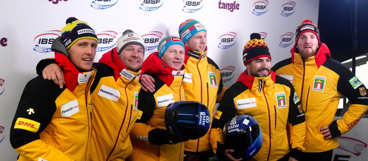 Das deutsche Bob-Podium in Sigulda mit Johannes Lochner, Thorsten Margis, Francesco Friedrich, Alexander Schuller, Adam Ammour und Benedikt Herte