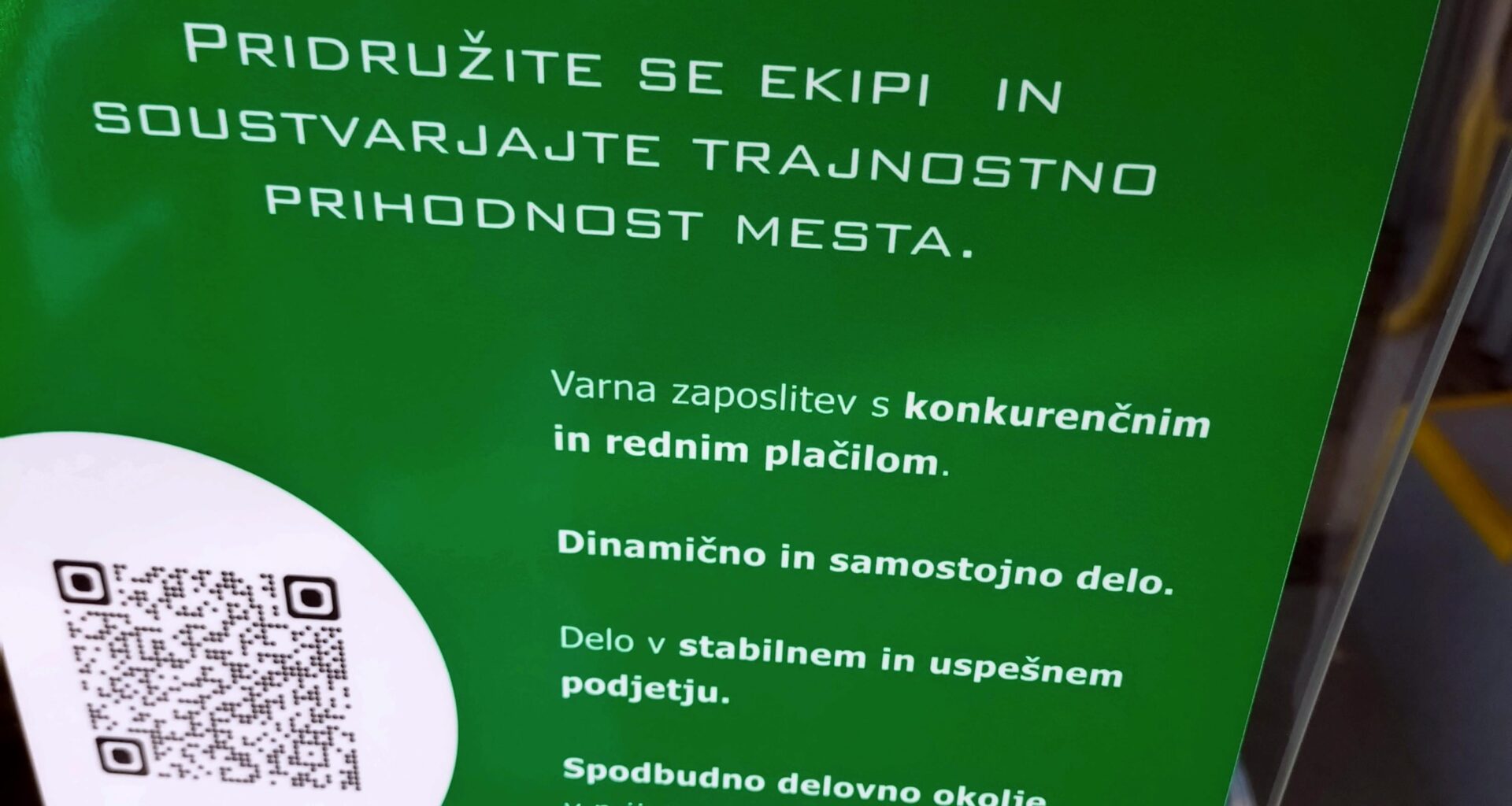 Kriza z vozniki taka, da jih iščejo že z oglasi na samem avtobusu, ampak plače pa ne bodo zapisali, ker bohnedaj da bi folk to vedu.