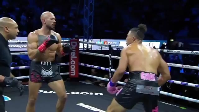 Andrew Tate a fost bătut măr de un boxer youtuber novice, Chase DeMoor