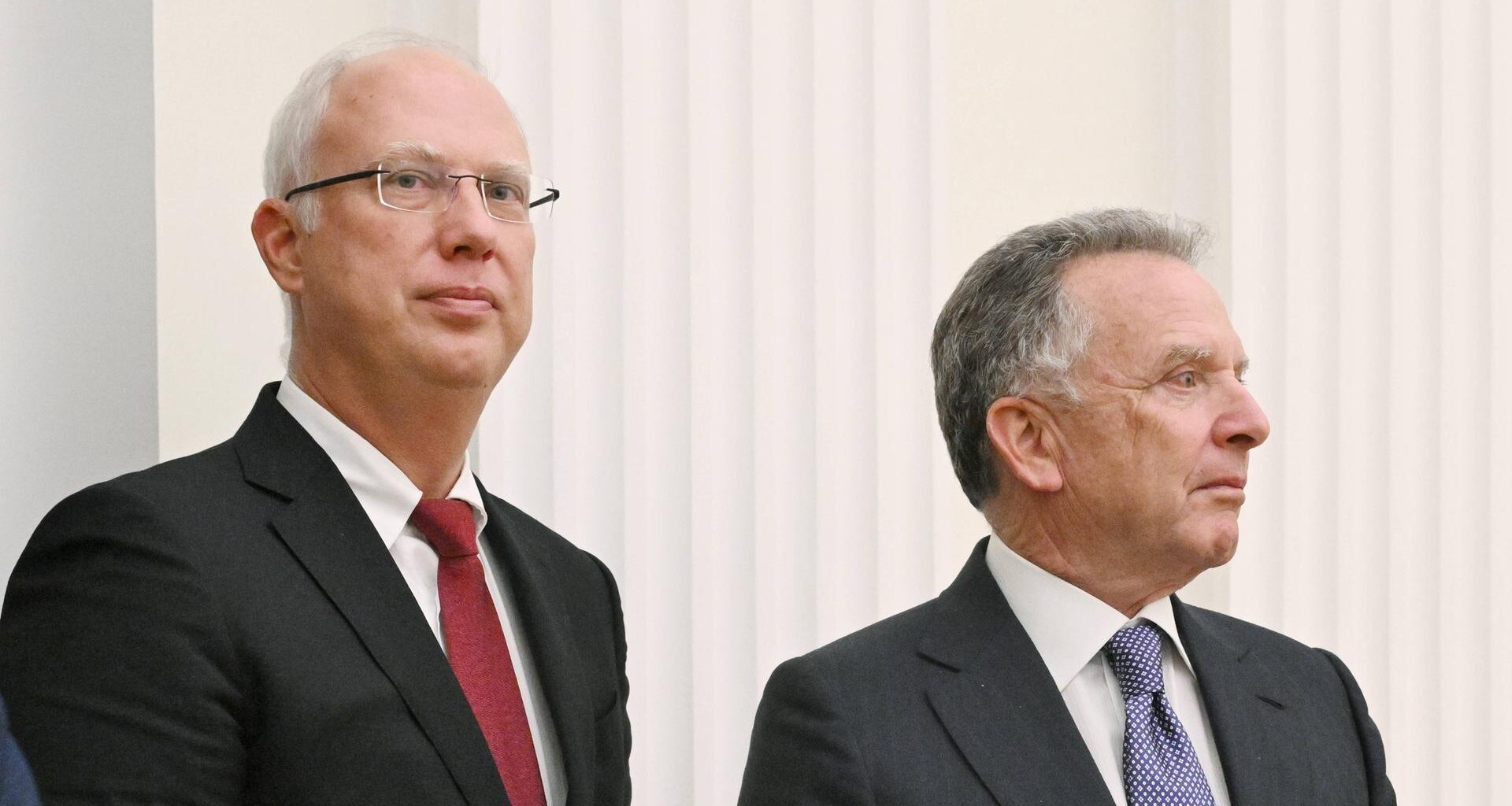 Kirill Dmitrijew und Steve Witkoff stehen nebeneinander