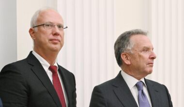 Kirill Dmitrijew und Steve Witkoff stehen nebeneinander