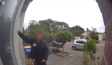 Brutale ‘glasvezelcowboy’ laat zich niet wegsturen en blijft op deur bonzen: ‘Stickers gelden niet voor mij’