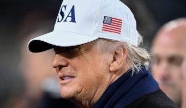 Eine Anzeigetafel warnt vor glatten Straßen (Symbolbild): In Düsseldorf und Nordrhein-Westfalen drohen in den nächsten Tagen Nebel, Frost und Glätte. Auch an Weihnachten könnte es eisig werden.