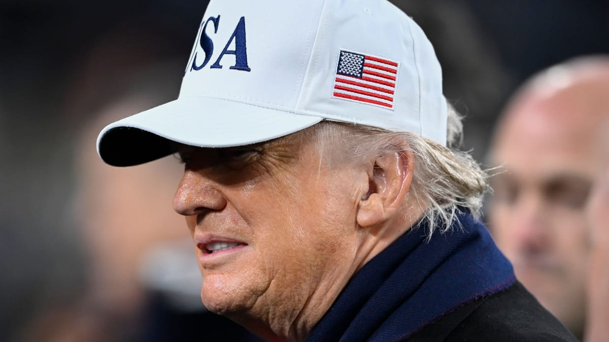 Eine Anzeigetafel warnt vor glatten Straßen (Symbolbild): In Düsseldorf und Nordrhein-Westfalen drohen in den nächsten Tagen Nebel, Frost und Glätte. Auch an Weihnachten könnte es eisig werden.