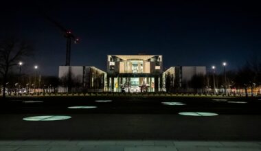 Ukraine-Krieg: ++ Selenskyj verlässt Kanzleramt nach fünfeinhalb Stunden – Witkoff sieht „große Fortschritte“ ++ Liveticker