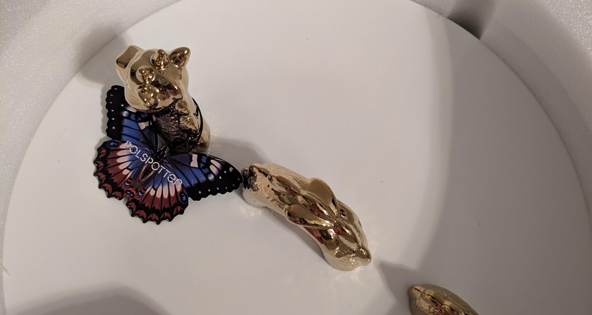 Habe der Schwägerin gesagt, dass wir keinen unnötigen Krempel wollen weil wir einfach keinen Platz mehr haben. Haben dann einen ca. 70 cm Glasteller mit Drachen in der Mitte bekommen. Love it....