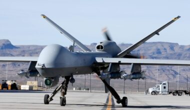 Un drone MQ-9, qui ressemble à un avion et qui en a la taille, sur une piste de décollage.