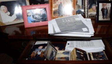 Jedno ze zdjec Epsteina, co tam robi JP2