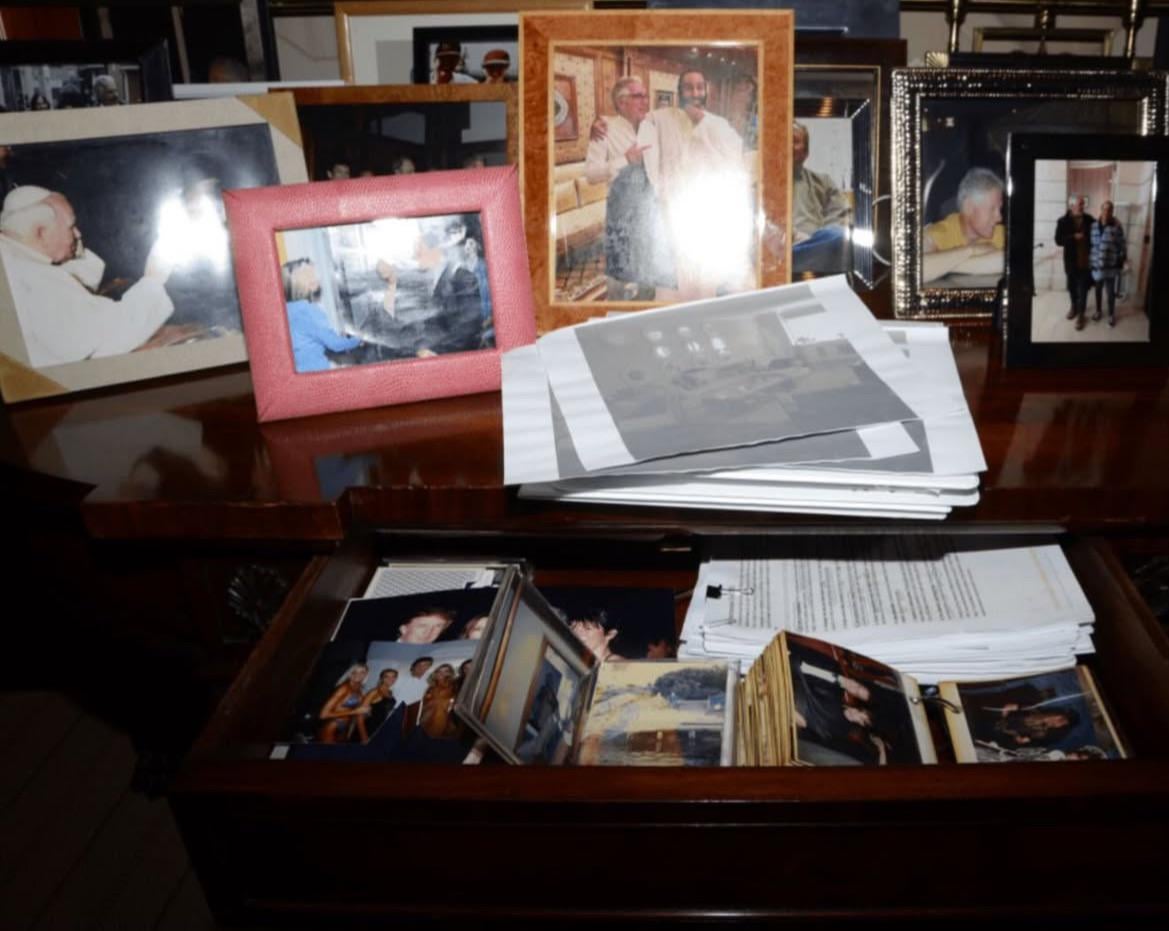 Jedno ze zdjec Epsteina, co tam robi JP2