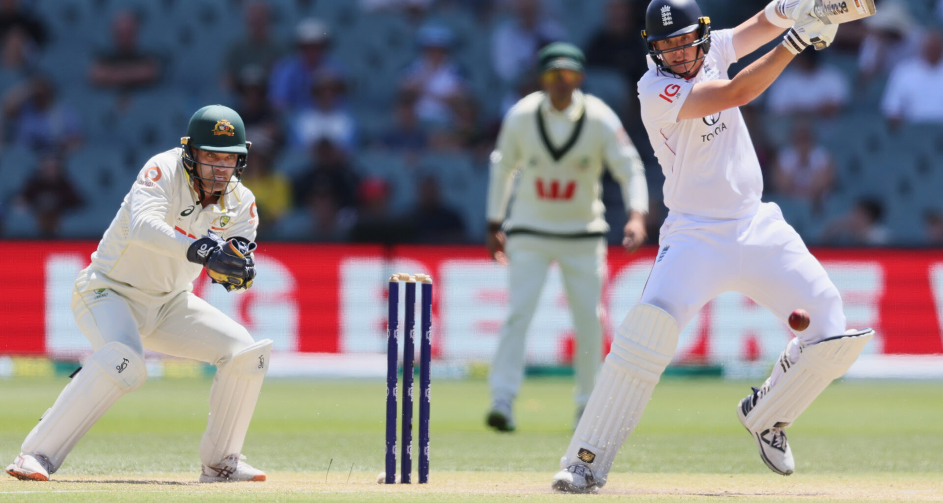 Australia needs 3 wickets to retain the Ashes. England needs 126 runs to keep the series alive
