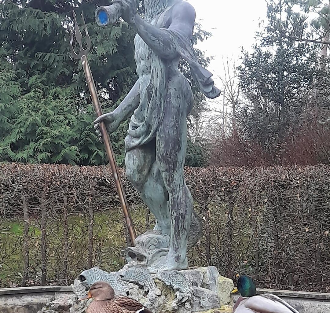 Zu Fuße von Poseidon steht das Ehepaar Stockente