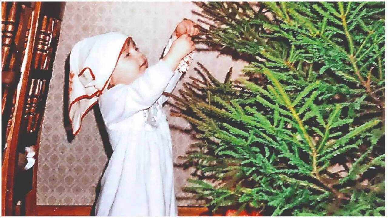 Elli AvrRam celebrating Christmas as a kid in Sweden
