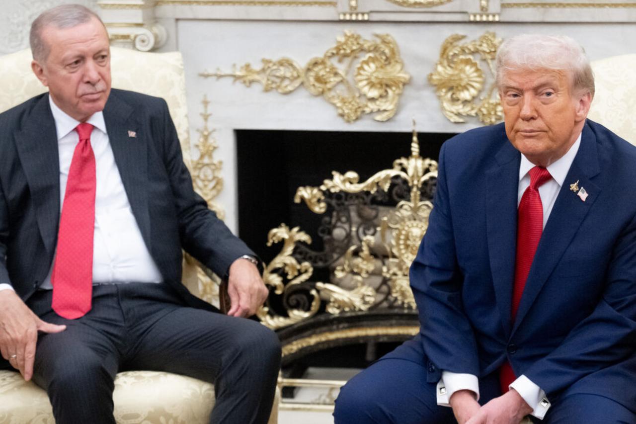US President Donald Trump meets with Türkiyes president Recep Tayyip Erdogan in the Oval Office of the White House in Washington, DC on Sept. 25, 2025. (AFP Photo)
