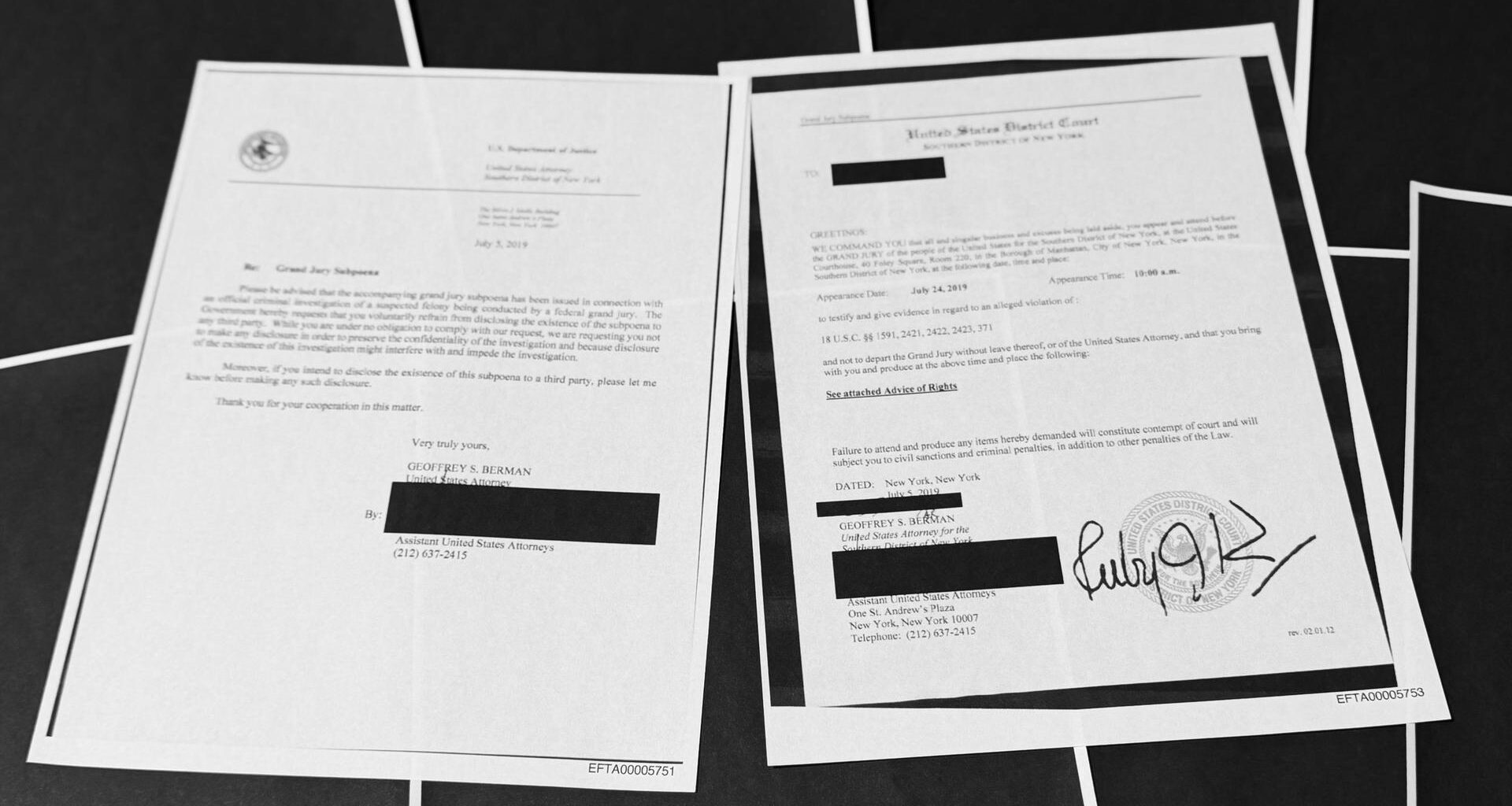 Teilweise geschwärzte Seiten zeigen die Vorladung der New Yorker Grand Jury im Rahmen der Ermittlungen gegen Jeffrey Epstein und Ghislaine Maxwell.