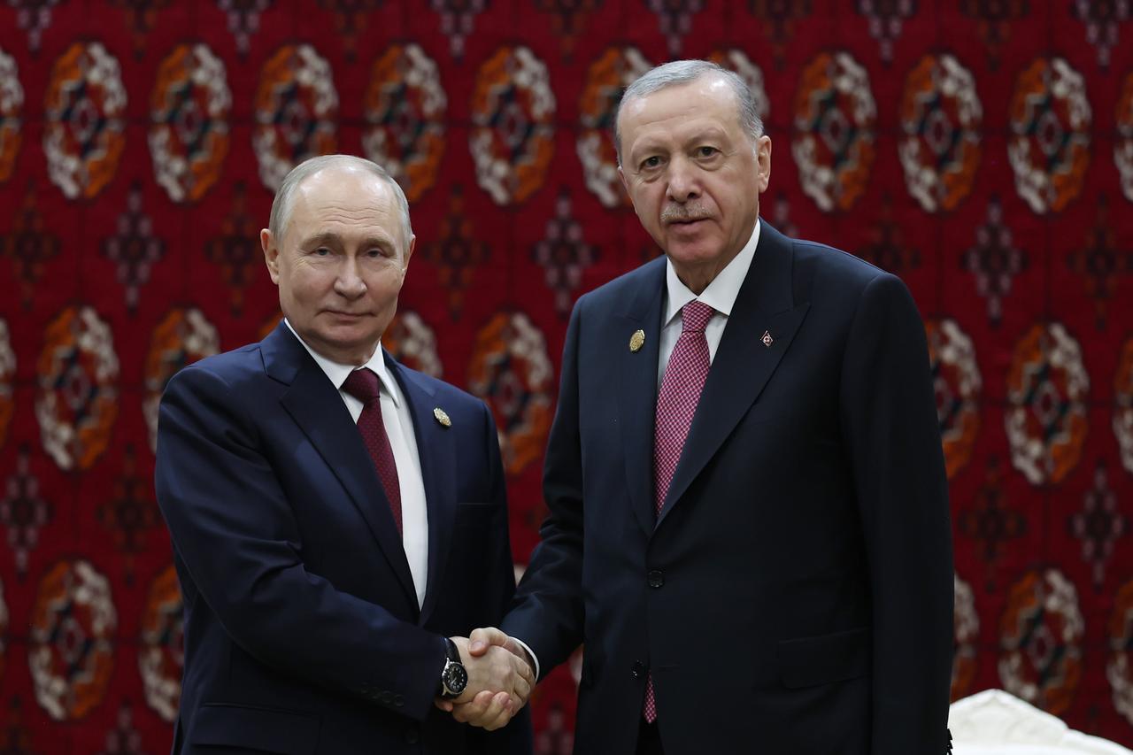 Erdogan, Putin discuss EU freeze on Russian assets as Türkiye offers to host peace talks