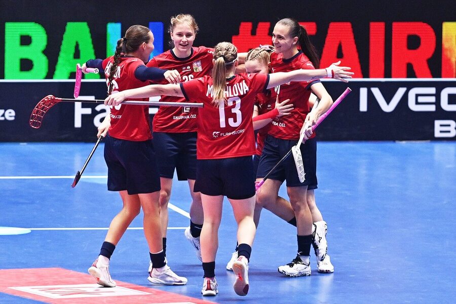 České florbalistky oslavují gól, fotka ze čtvrtfinále Česko vs. Norsko na MS ve florbale žen 2025