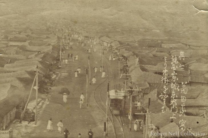 A busy street in Seoul in 1902 / Robert Neff Collection
