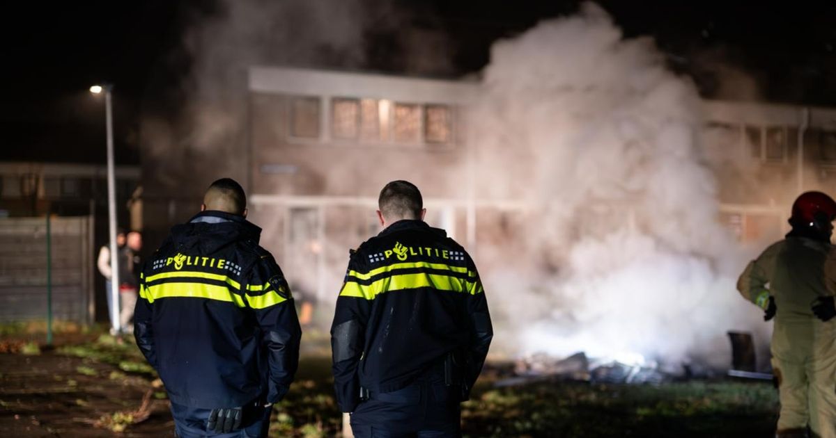 112-nieuws: Auto's botsen op Friesestraatweg • Politie bekogeld met vuurwerk