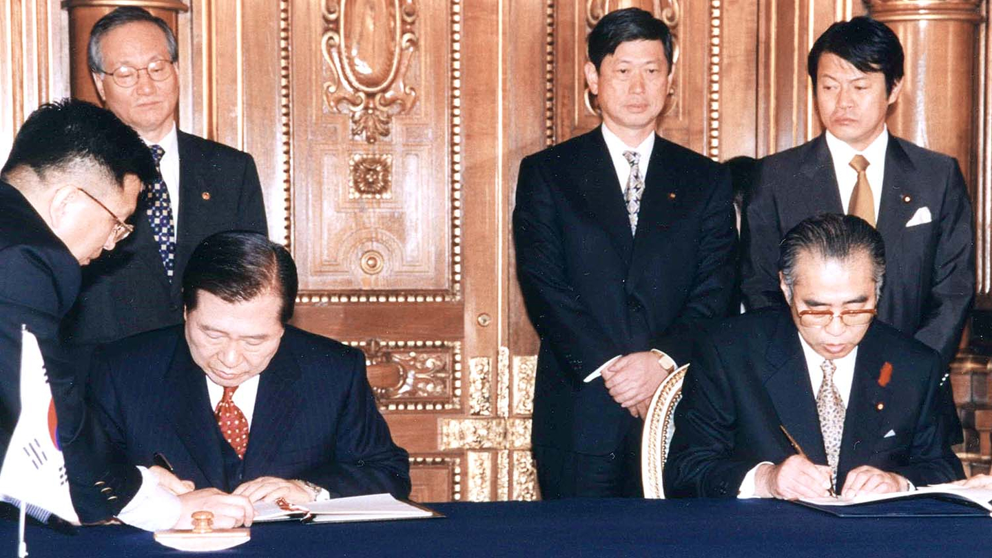 President Kim Dae-jung (front row, left) and Japanese Prime Minister Obuchi Keizo sign the “Joint Declaration on a Korea–Japan Partnership for the 21st Century,” which included 11 provisions addressing historic issues, on Oct. 8, 1998. [THE KIM DAE-JUNG LIBRARY]