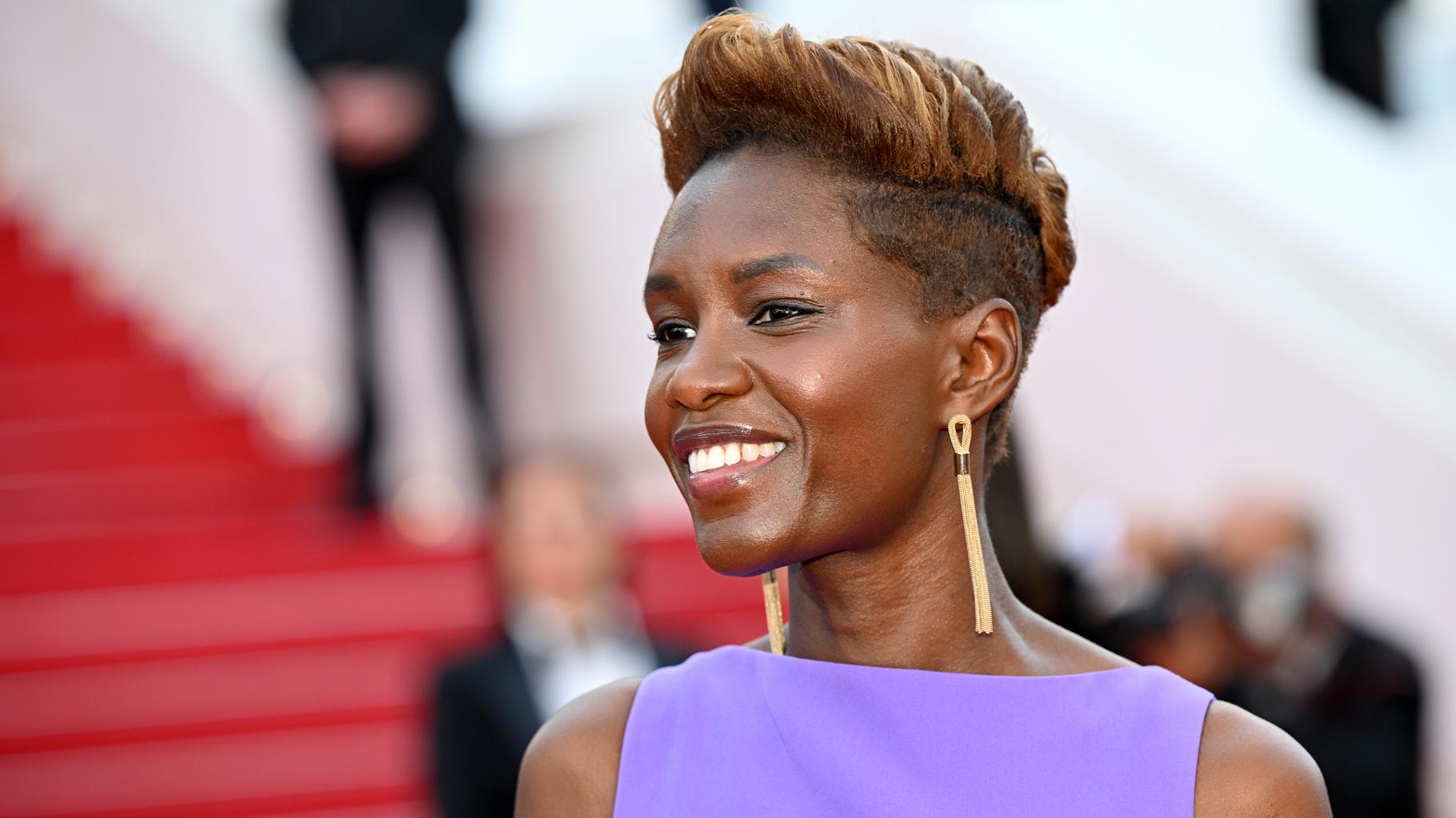 Cette caricature de Rokhaya Diallo par « Charlie Hebdo » indigne la gauche qui apporte son soutien à l’essayiste