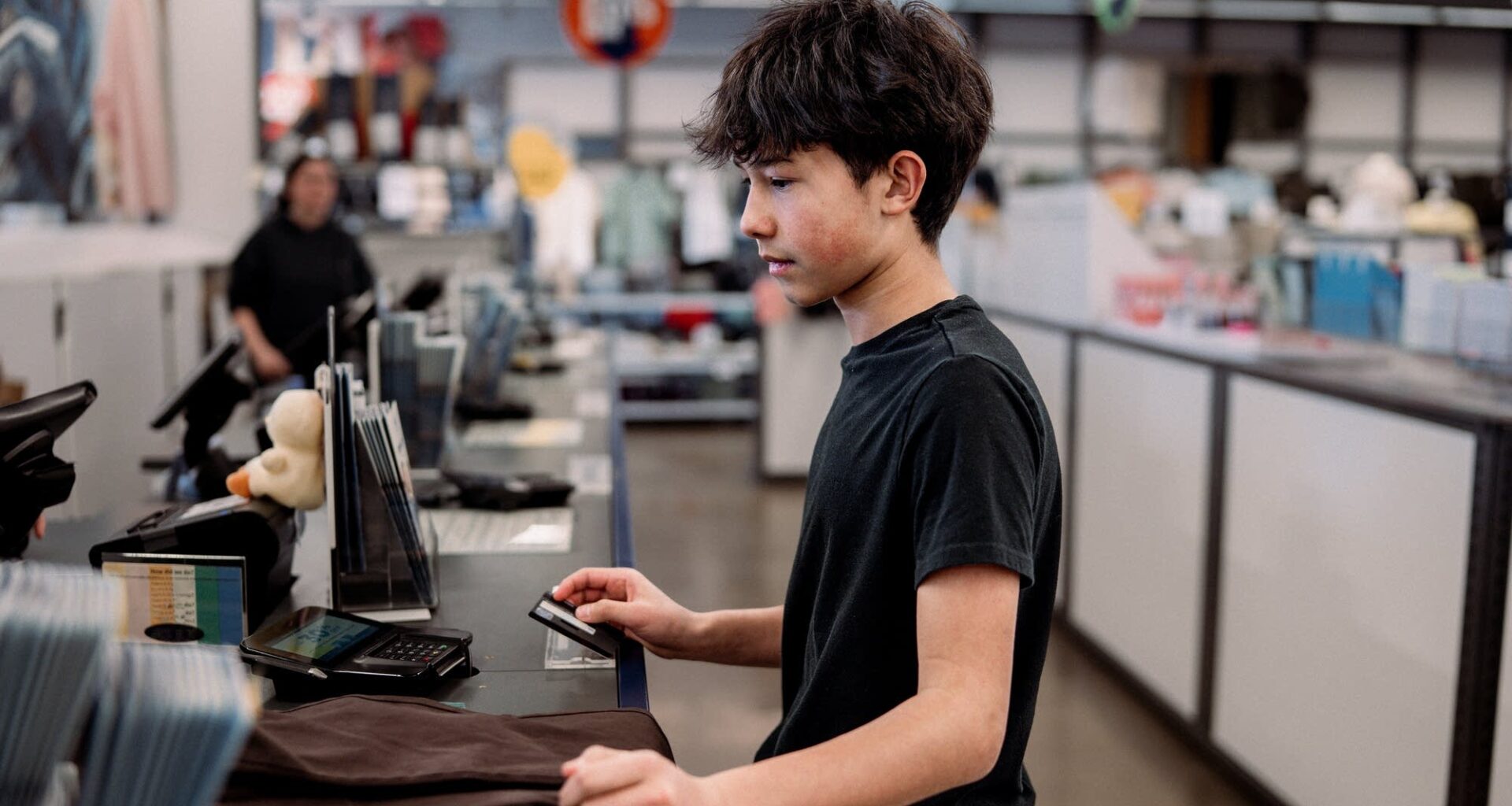 Michael Pearce of Oxford Economics said economic momentum isn’t being matched by income growth, leaving gains concentrated among higher-income households and those with steady jobs.