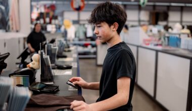 Michael Pearce of Oxford Economics said economic momentum isn’t being matched by income growth, leaving gains concentrated among higher-income households and those with steady jobs.