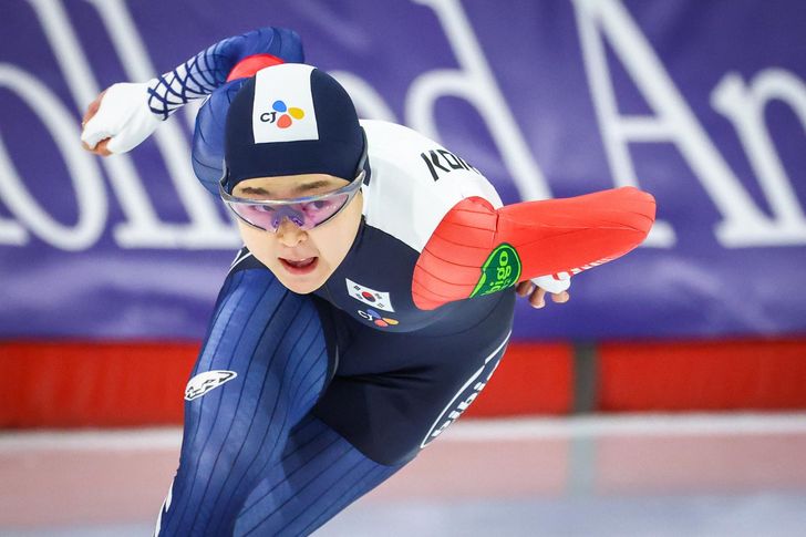 In this Imagn Images photo, Kim Min-sun of Korea competes in the women's 1000m during the ISU Speedskating World Cup at Calgary Olympic Oval in Calgary, Alberta, Canada, Nov. 21. Reuters-Yonhap