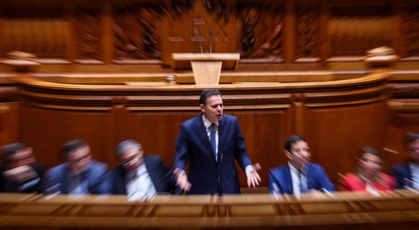 "Greve geral porquê?". Montenegro leva condenação de protesto "político" ao Parlamento