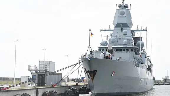 Die Fregatte Hamburg liegt an der Pier des Marinehafens. 