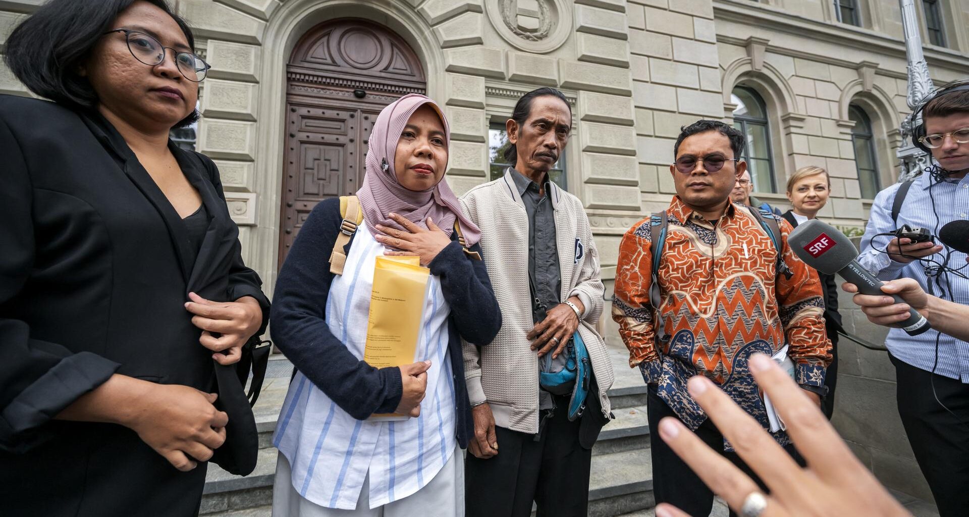 Die indonesischen Kläger und ihre Vertreter vor dem Schweizer Kantonsgericht in Zug am 3. September 2025.