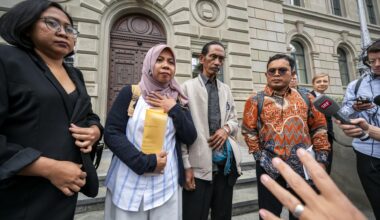 Die indonesischen Kläger und ihre Vertreter vor dem Schweizer Kantonsgericht in Zug am 3. September 2025.