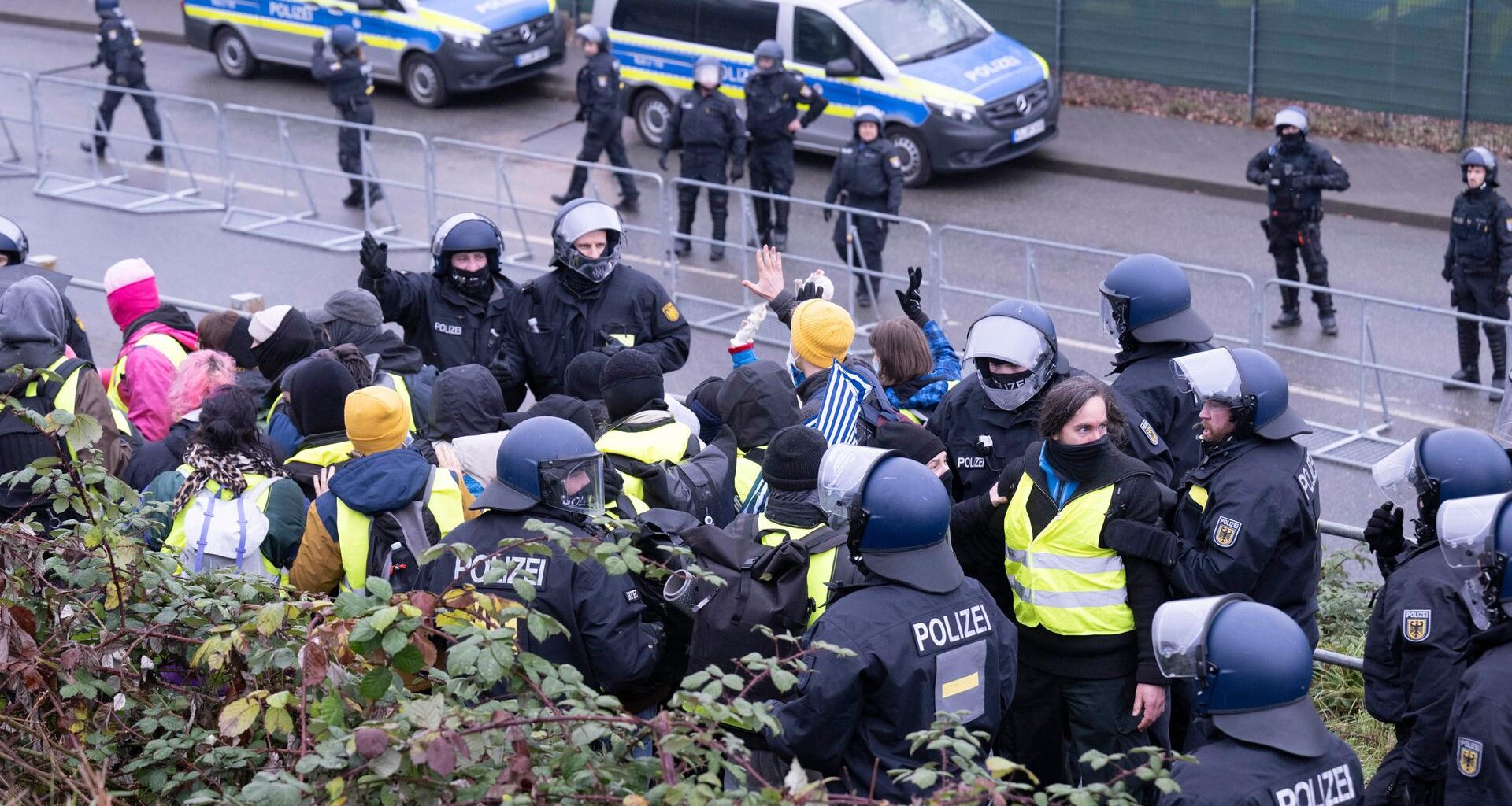 Das Foto zeigt Polizisten in Gießen, die eine Gruppe von Demonstranten umstellen.