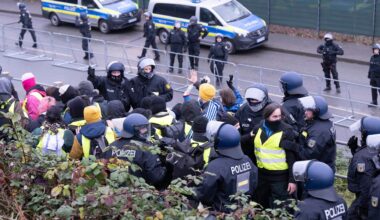 Das Foto zeigt Polizisten in Gießen, die eine Gruppe von Demonstranten umstellen.