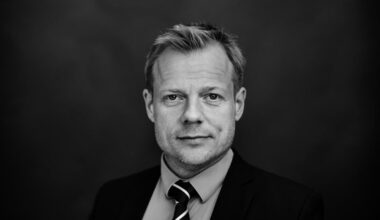 Måske er det statsministeren, der ikke kan håndtere sociale medier - Fortællingen om den bil, der var lige ved at køre ind i Inger Støjberg, viser, at det ikke kun er børn, som ikke kan håndtere sociale medier, og at det ikke kun er russiske botter, som udbreder misinformationer