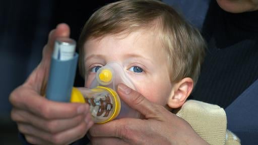 Ernstig astma treft vooral kinderen uit gezinnen met lage inkomens: kans op ic tot 2,6 keer groter