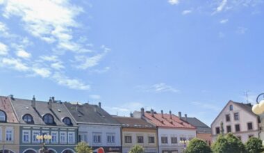 Môže mi niekto vysvetliť túto českú úchylku robenia si z pekného námestia parkovisko?