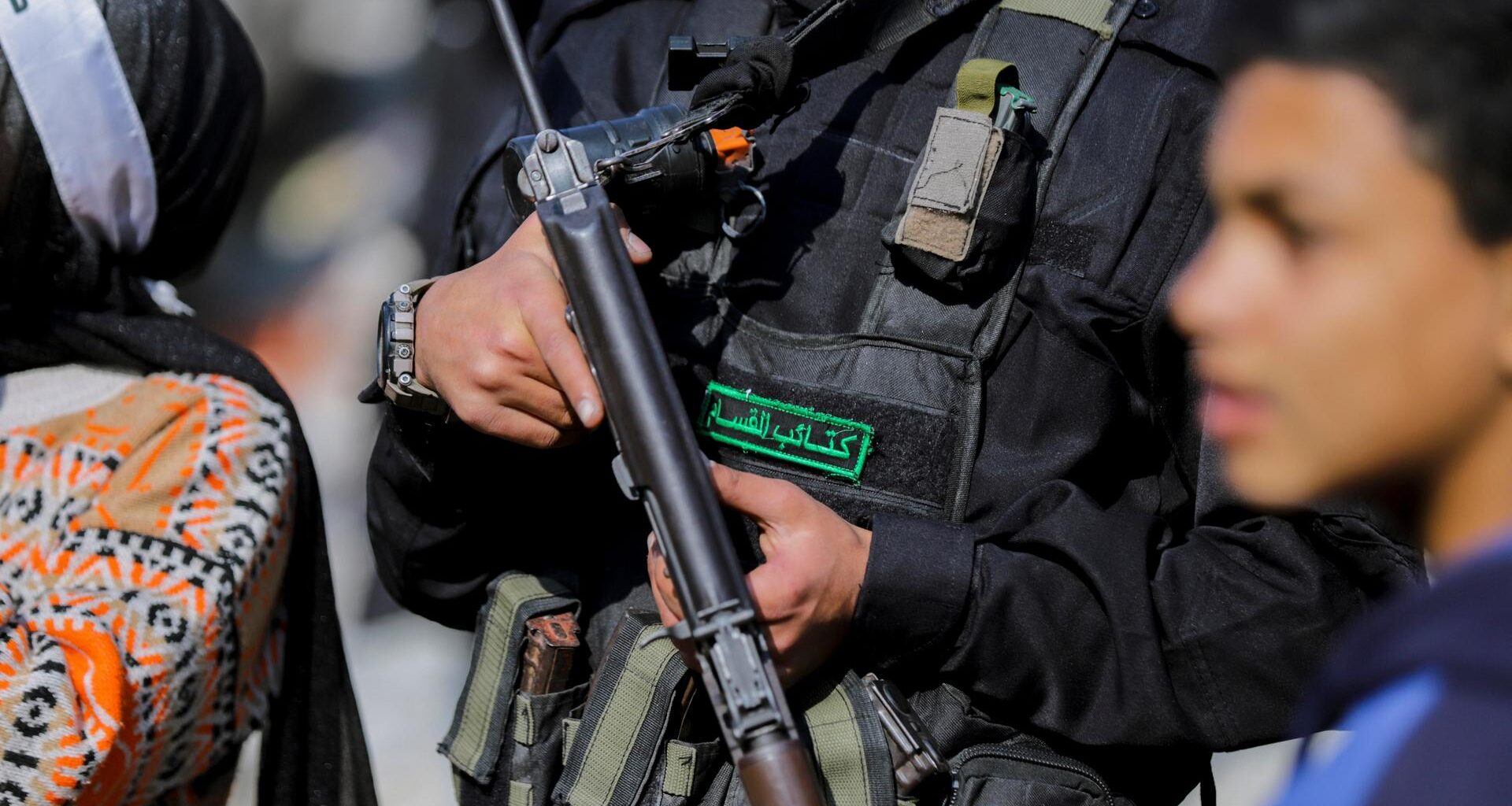 Eine Nahaufnahme eines bewaffneten Hamas-Kämpfers, der eine Waffe in der Hand hält.