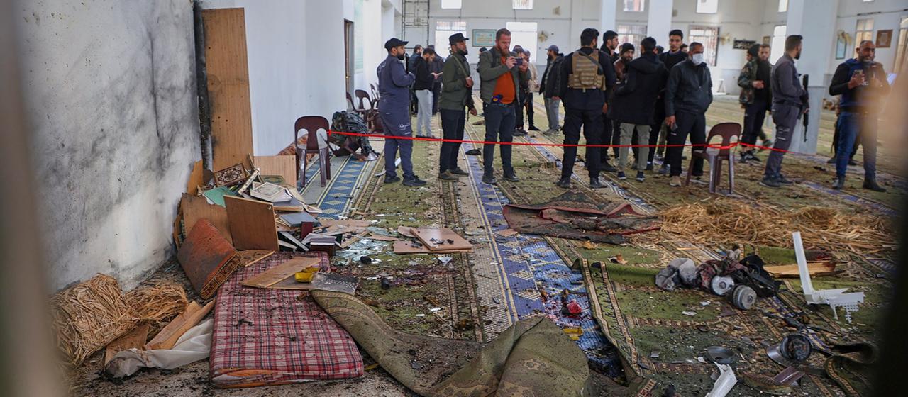 Syrische Sicherheitskräfte begutachten die Schäden nach einer Explosion in der Moschee Imam Ali bin Abi Talib in Homs. | AP Syrische Sicherheitskräfte begutachten die Schäden nach einer Explosion in der Moschee Imam Ali bin Abi Talib in Homs.