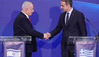 Israeli Prime Minister Benjamin Netanyahu (L) shakes hands with Greek Prime Minister Kyriakos Mitsotakis during a joint press conference in Jerusalem, December 22, 2025. (AFP Photo)