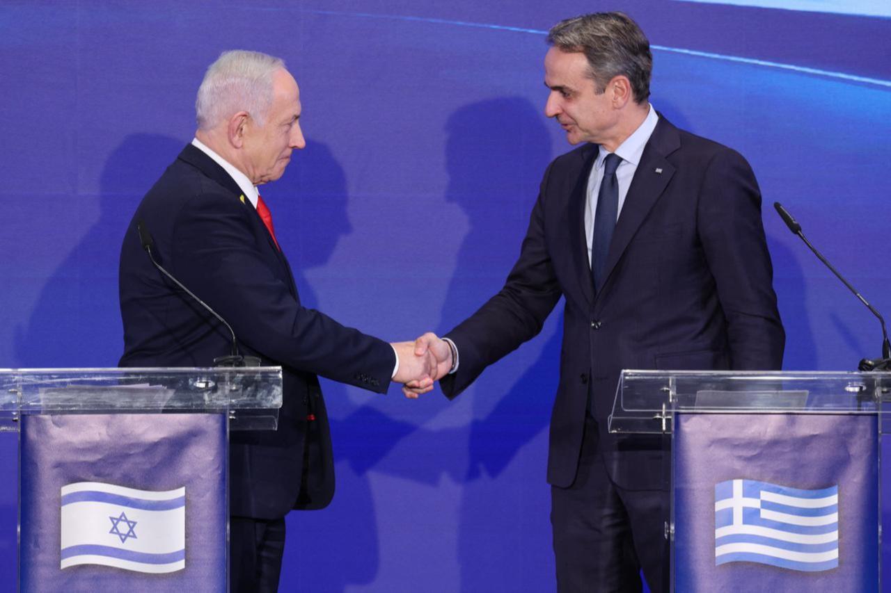 Israeli Prime Minister Benjamin Netanyahu (L) shakes hands with Greek Prime Minister Kyriakos Mitsotakis during a joint press conference in Jerusalem, December 22, 2025. (AFP Photo)