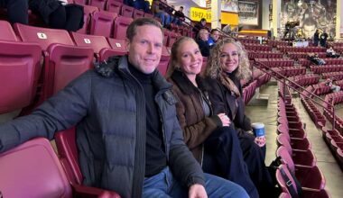 Saku Koivu kannustaa poikaansa Aatosta ja Suomen MM-nuoria