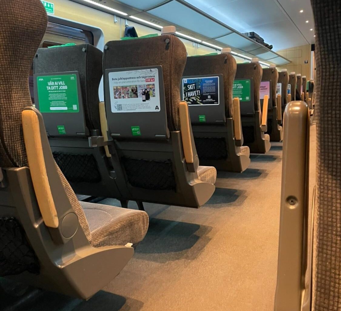 Varför betalar jag 900kr för en biljett som bokades för 1 månad sen/ej ombokningsbar/2:klass för att åka till Sthlm på ett helt tomt tåg? Nån SJ-anställd som kan förklara den miljömässigt sjuka prisbilden?