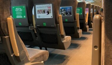 Varför betalar jag 900kr för en biljett som bokades för 1 månad sen/ej ombokningsbar/2:klass för att åka till Sthlm på ett helt tomt tåg? Nån SJ-anställd som kan förklara den miljömässigt sjuka prisbilden?