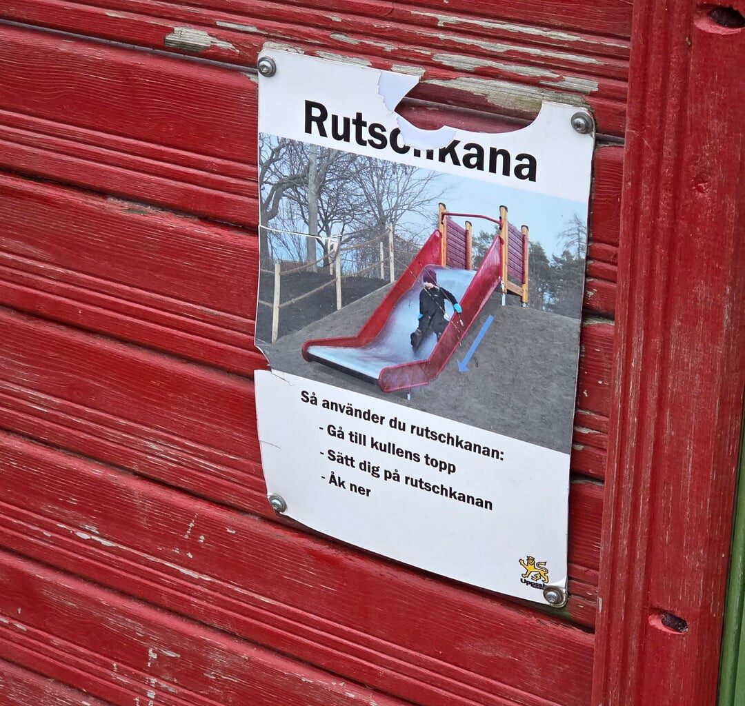 Besökte en lekplats med de här väldigt hjälpsamma skyltarna