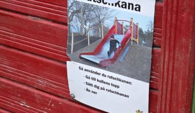 Besökte en lekplats med de här väldigt hjälpsamma skyltarna