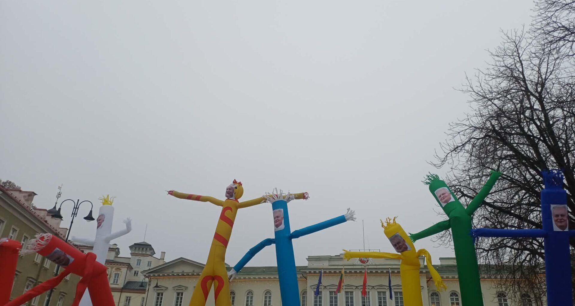 Prasideda kova už laisvą žodį. Instaliacija prie bestuburio rūmų.